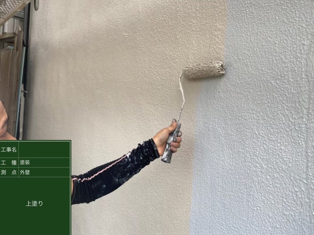 外壁　上塗り施工中１