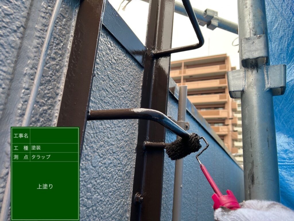 タラップ　上塗り施工中