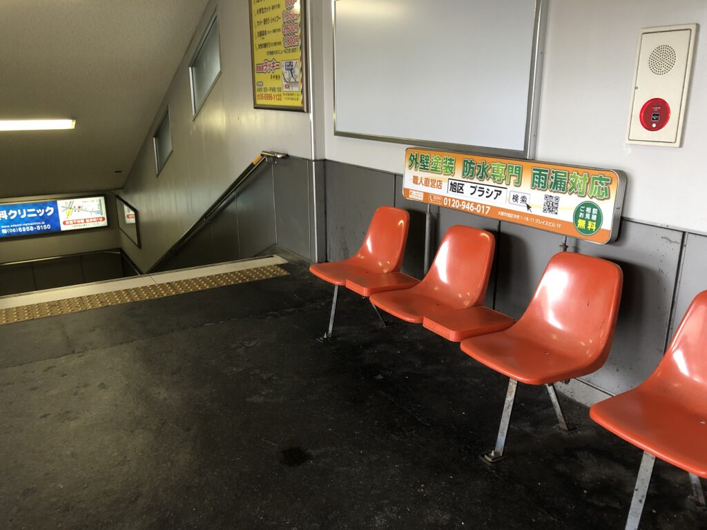 京阪電車千林駅ホームプラシア看板設置