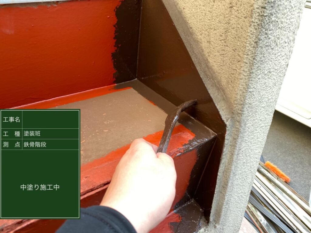 大阪市マンション階段中塗り塗装