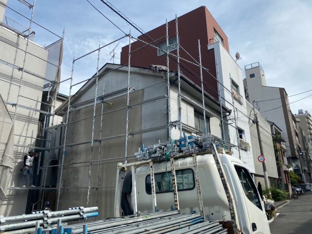 仮設足場組み立て施工中