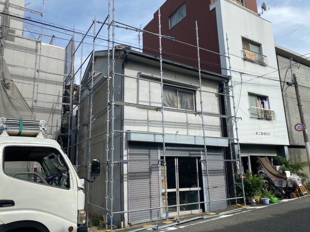 仮設足場組み立て施工中１