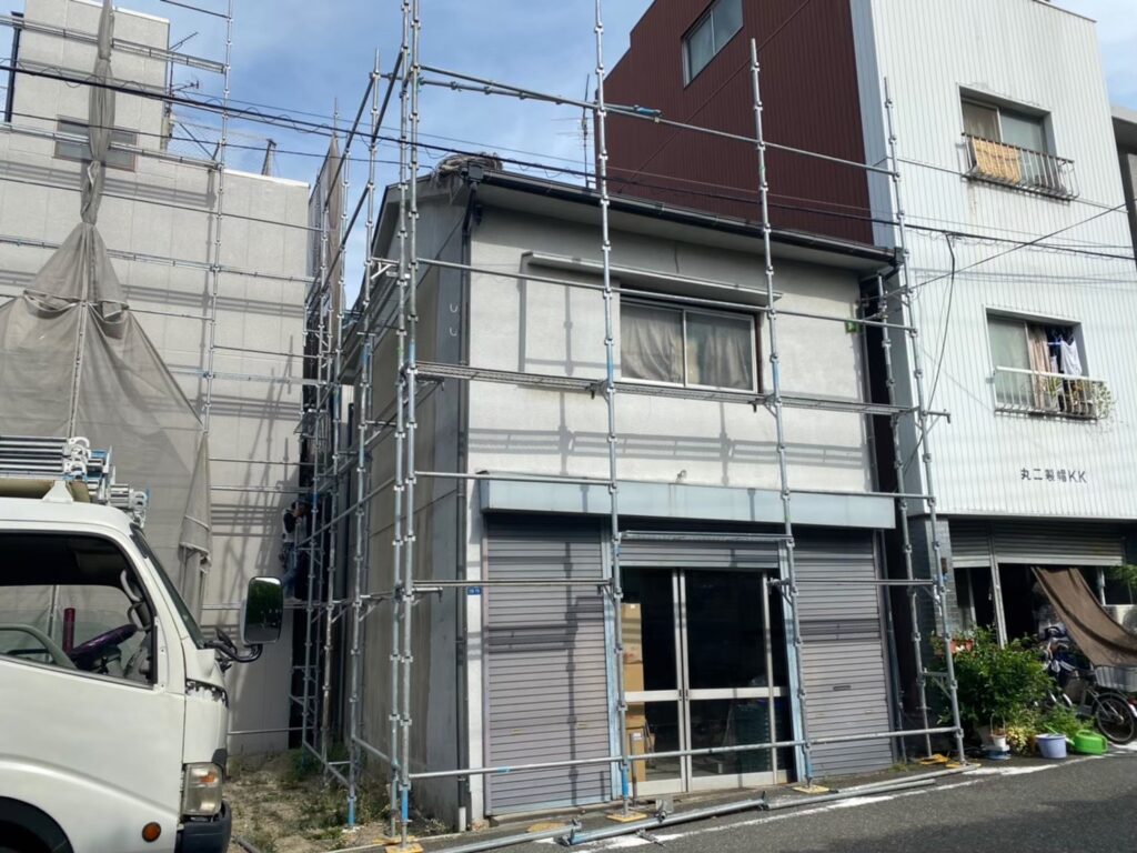 仮設足場組み立て施工中２