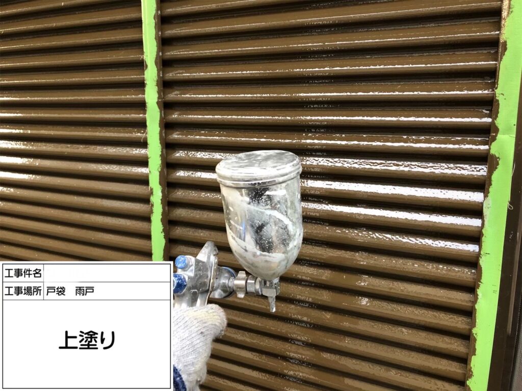 雨戸上塗り施工中