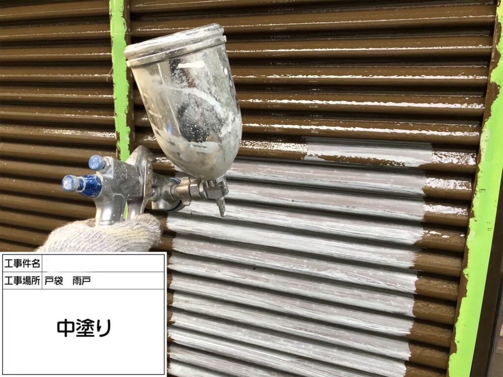 雨戸中塗り施工中