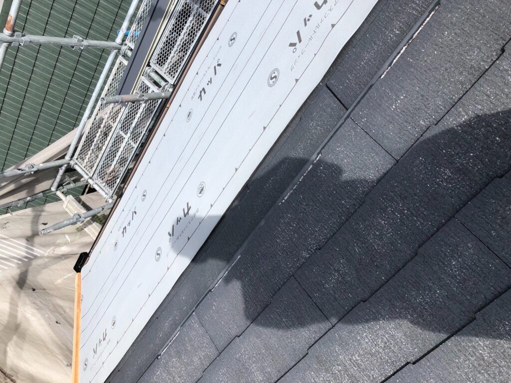 城東区屋根防水シート貼り作業
